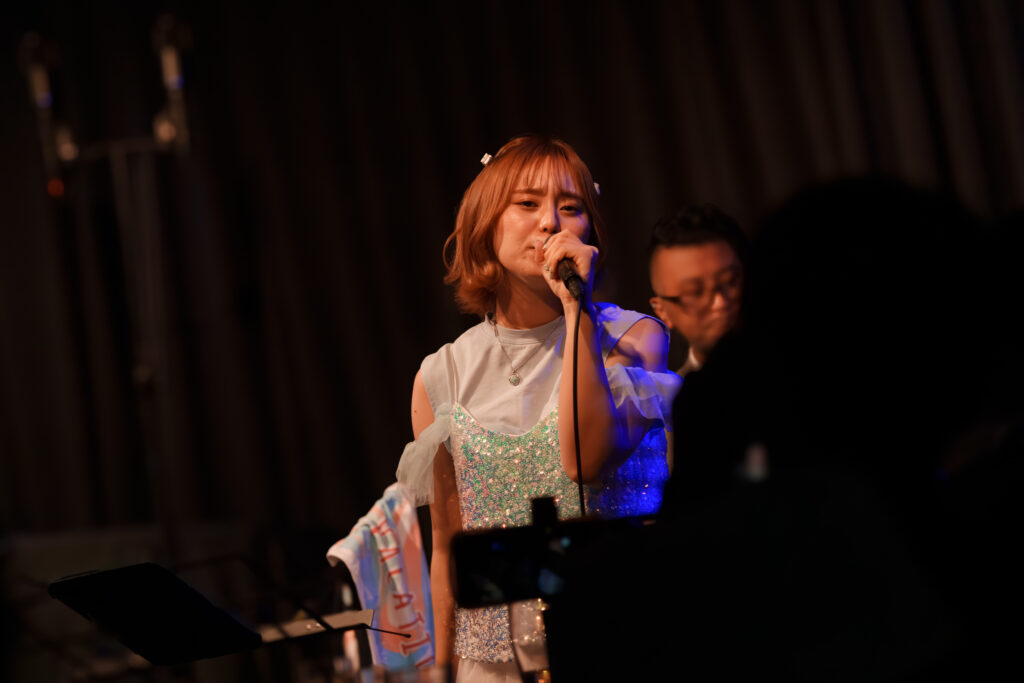 Famille ファミーユ live 2026 at DOXY で歌う加藤梨菜