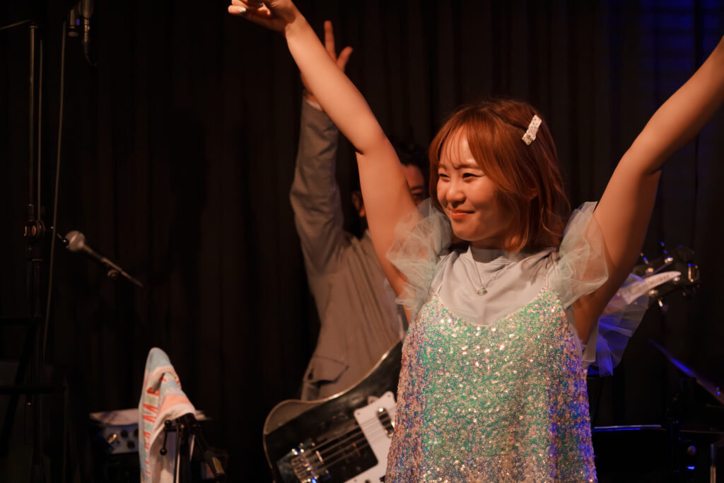 Famille ファミーユ live 2026 at DOXY のステージで歌う加藤梨菜