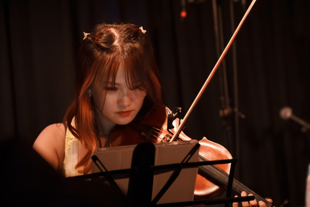 Famille ファミーユ live 2026 at DOXY でバイオリンを演奏する波馬朝加