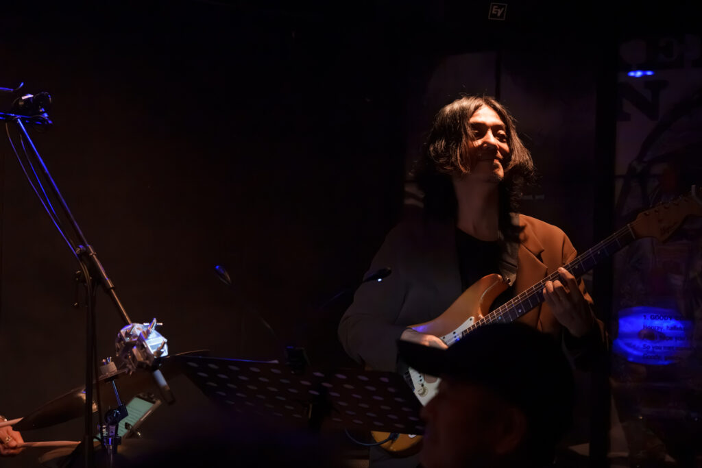 Famille ファミーユ live 2026 at DOXY でギターを演奏する砂掛康浩