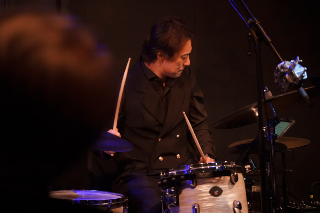 Famille ファミーユ live 2026 at DOXY でドラムを演奏する黒田和良