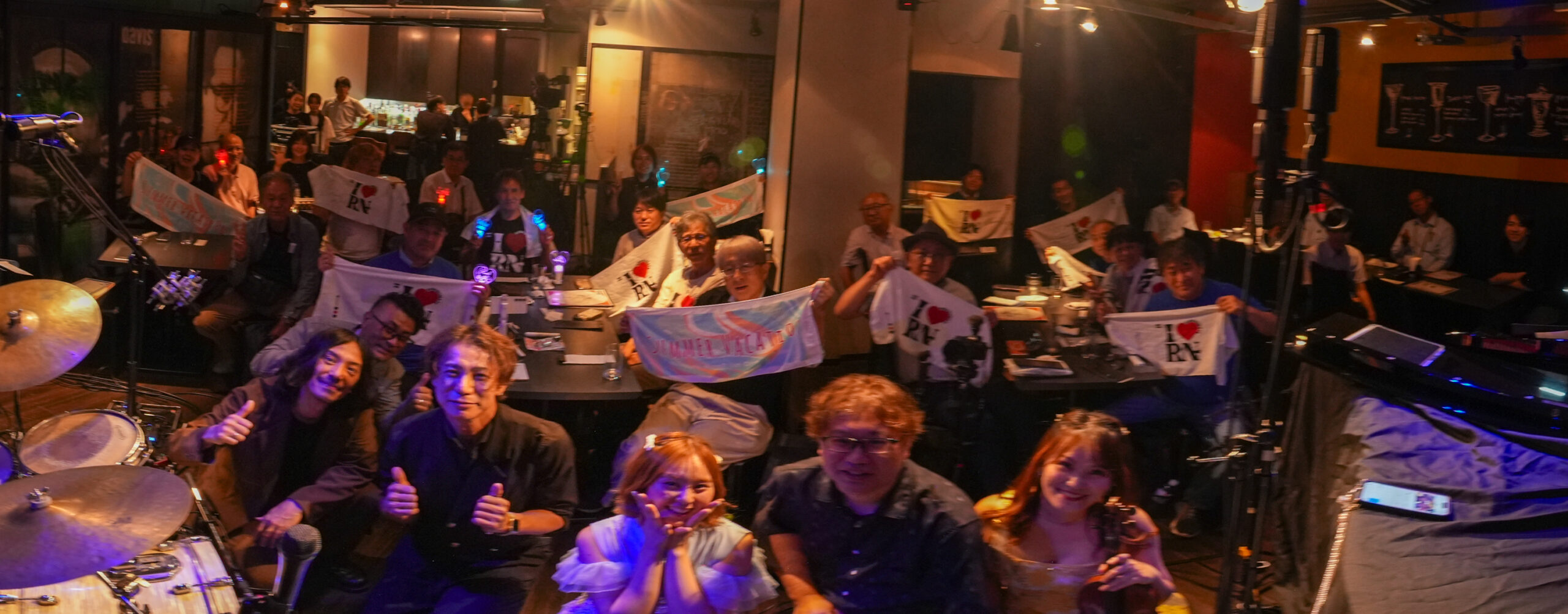Famille ファミーユ live 2026 at DOXY 終演後、ご来場の皆様とメンバーの集合写真