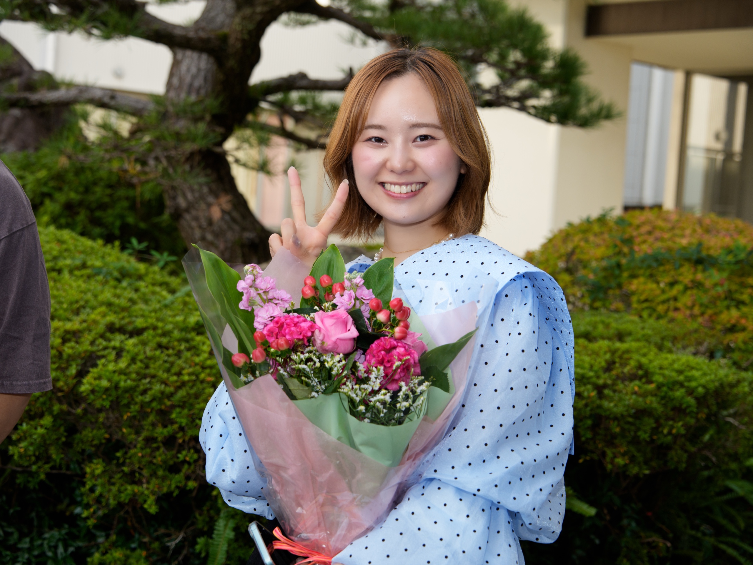 花束を持つボーカルの加藤梨菜さん