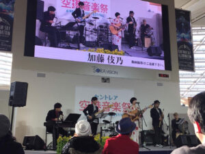 セントレア空港音楽祭で演奏する加藤伎乃さんとサポートバンド