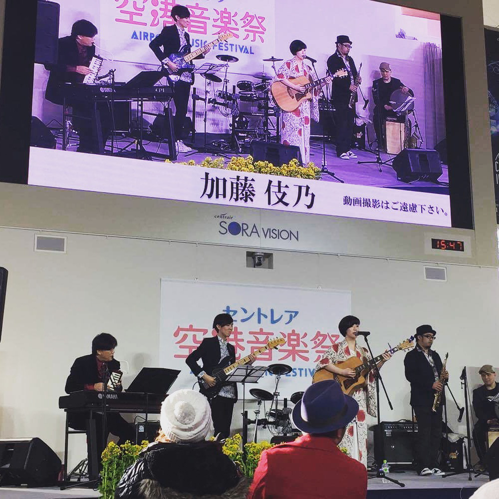 セントレア空港音楽祭 加藤伎乃さんのステージとバンドメンバー